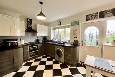 4 bedroom end of terrace house for sale, Westfield Crescent, Mosborough, Sheffield, S20 5AQ