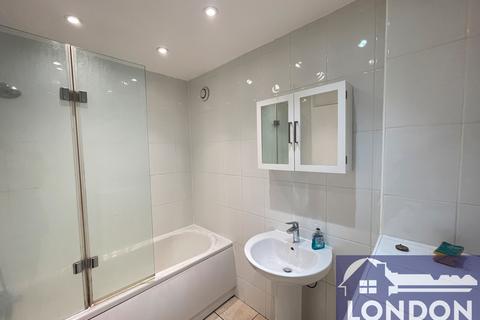 2 bedroom flat to rent, Queens Ride, Barnes, London SW13