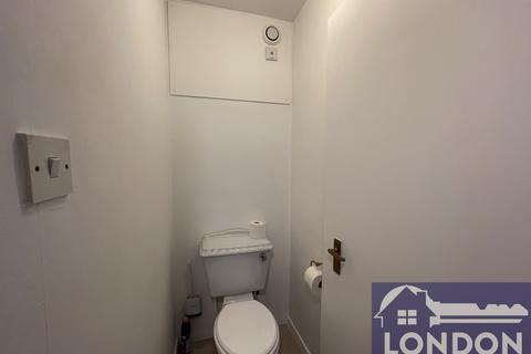 2 bedroom flat to rent, Queens Ride, Barnes, London SW13