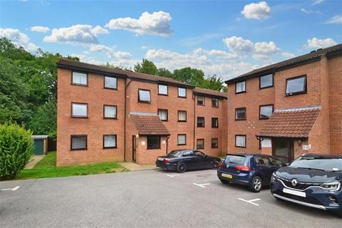 2 bedroom flat for sale, Longstanton Court, Valley Green, Hemel Hempstead