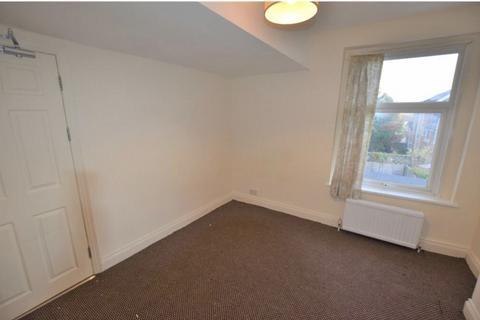 4 bedroom flat to rent, Manor Road, London SE25