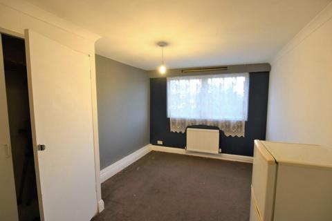 4 bedroom flat to rent, Manor Road, London SE25