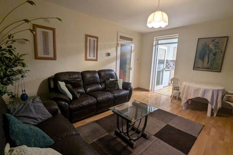 2 bedroom flat to rent, 42 Dochart Terrace, ,