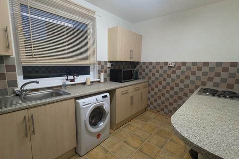 2 bedroom flat to rent, 42 Dochart Terrace, ,