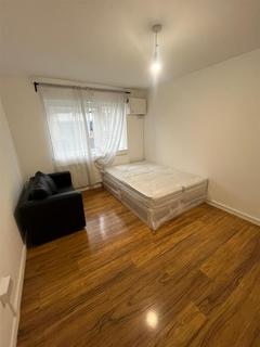 1 bedroom in a house share to rent, Hermitage Road, London