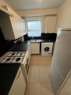 1 bedroom in a house share to rent, Hermitage Road, London