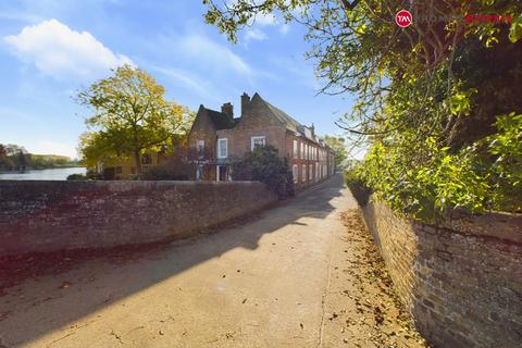 3 bedroom end of terrace house for sale, London Road, Cambridgeshire PE27