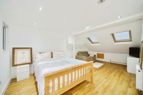 3 bedroom terraced house for sale, Hatherley Gardens, London E6