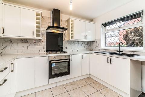 3 bedroom terraced house to rent, Clarke Avenue, Salford M5