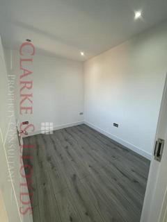 2 bedroom flat to rent, London IG6