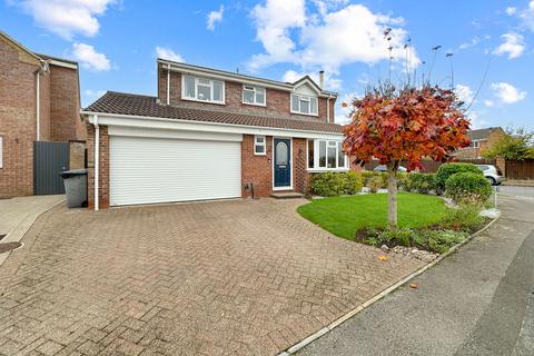 4 bedroom detached house for sale, St. Athan Close, Melksham SN12