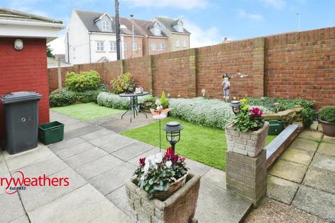 3 bedroom end of terrace house for sale, Hollingworth Close, Mexborough