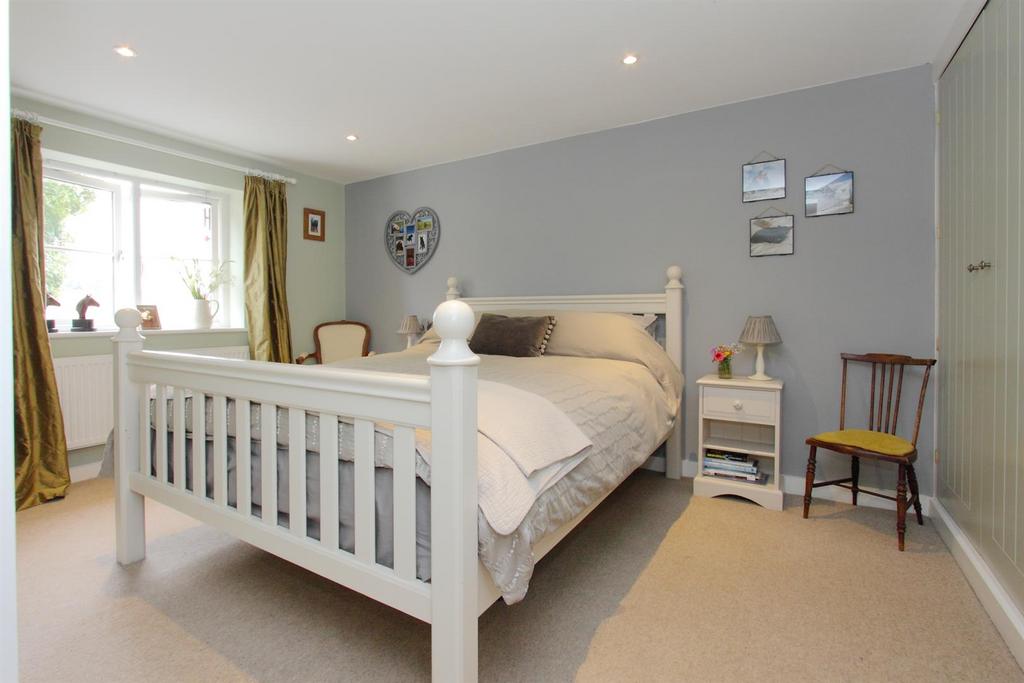 Afon, Kimpton - Main bedroom.JPG