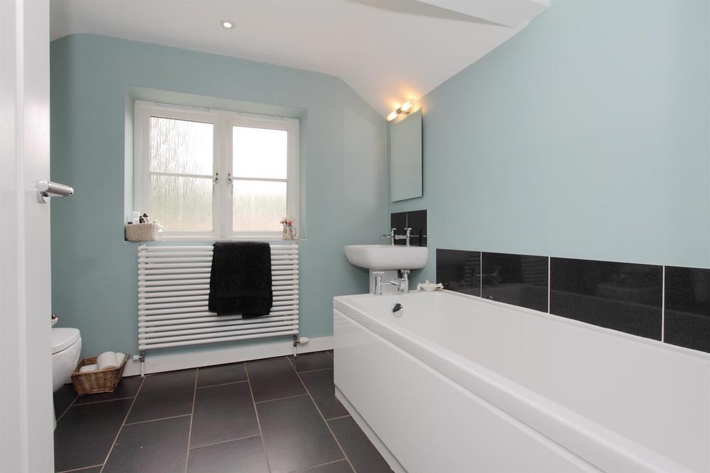 Afon, Kimpton - Bathroom.JPG