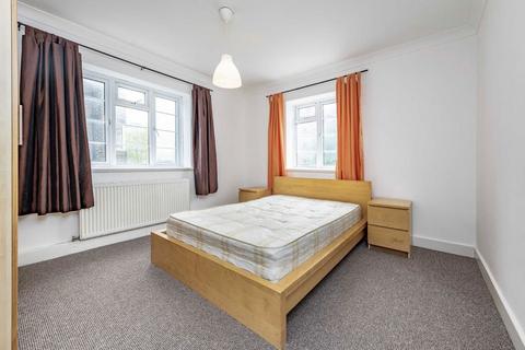 3 bedroom flat to rent, Streatham High Road, London SW16