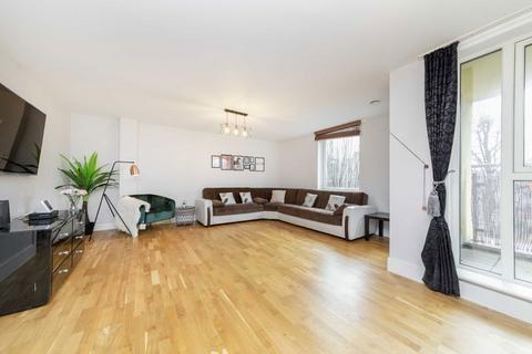 3 bedroom flat to rent, Tiller Road, London E14