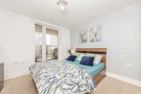 3 bedroom flat to rent, Tiller Road, London E14