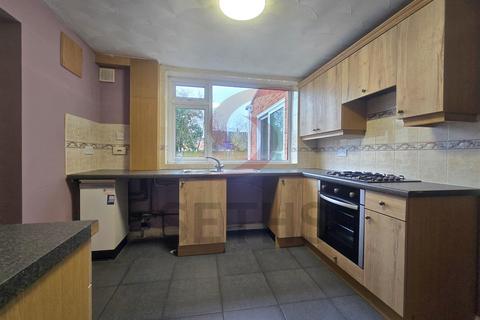 3 bedroom semi-detached house to rent, Dovedale Road, Leicester LE4