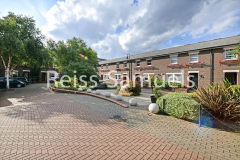 6 bedroom terraced house to rent, Lockesfield Place, London E14