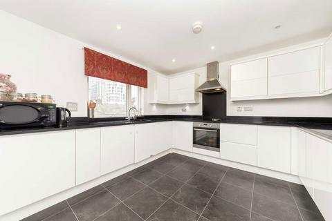 3 bedroom flat to rent, Tiller Road, London E14