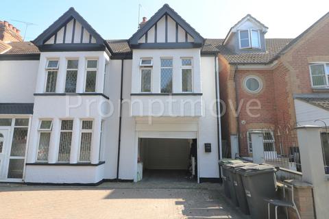 2 bedroom flat to rent, Waller Avenue Luton LU4 9RS