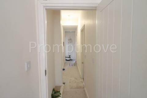 2 bedroom flat to rent, Waller Avenue Luton LU4 9RS