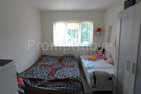 2 bedroom flat to rent, Waller Avenue Luton LU4 9RS