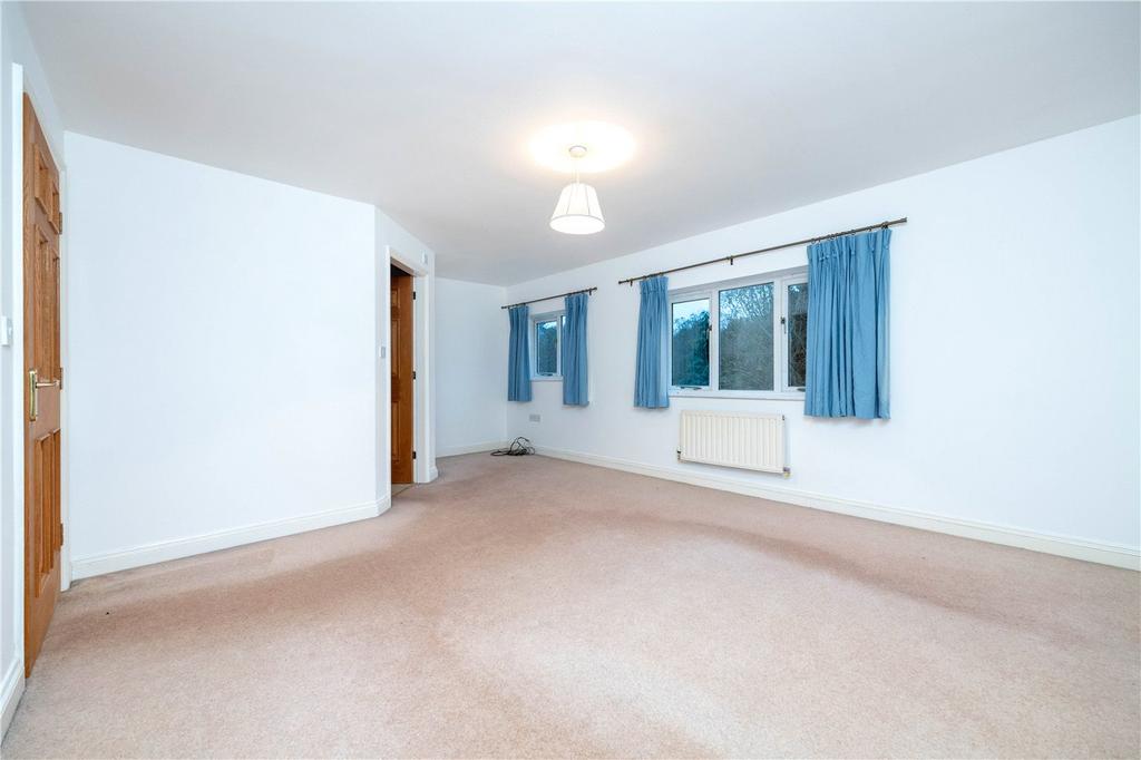 https://media.onthemarket.com/properties/16113692/1517795697/image-8-1024x1024.jpg