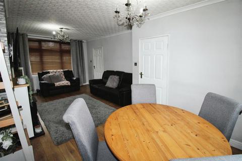 2 bedroom semi-detached house for sale, Staveley Road, Hull