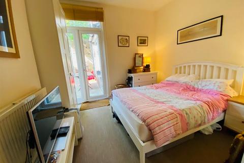 2 bedroom flat to rent, Burgoyne Road, London