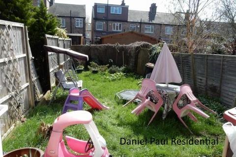 3 bedroom terraced house to rent, Holly Park Road