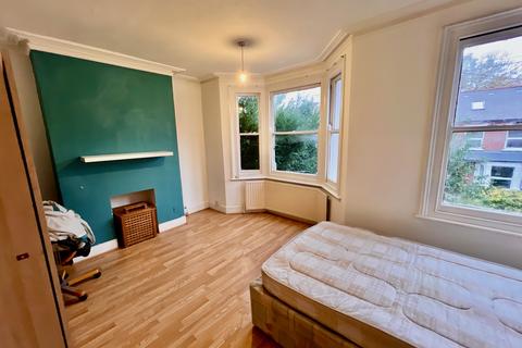 3 bedroom terraced house to rent, Holly Park Road