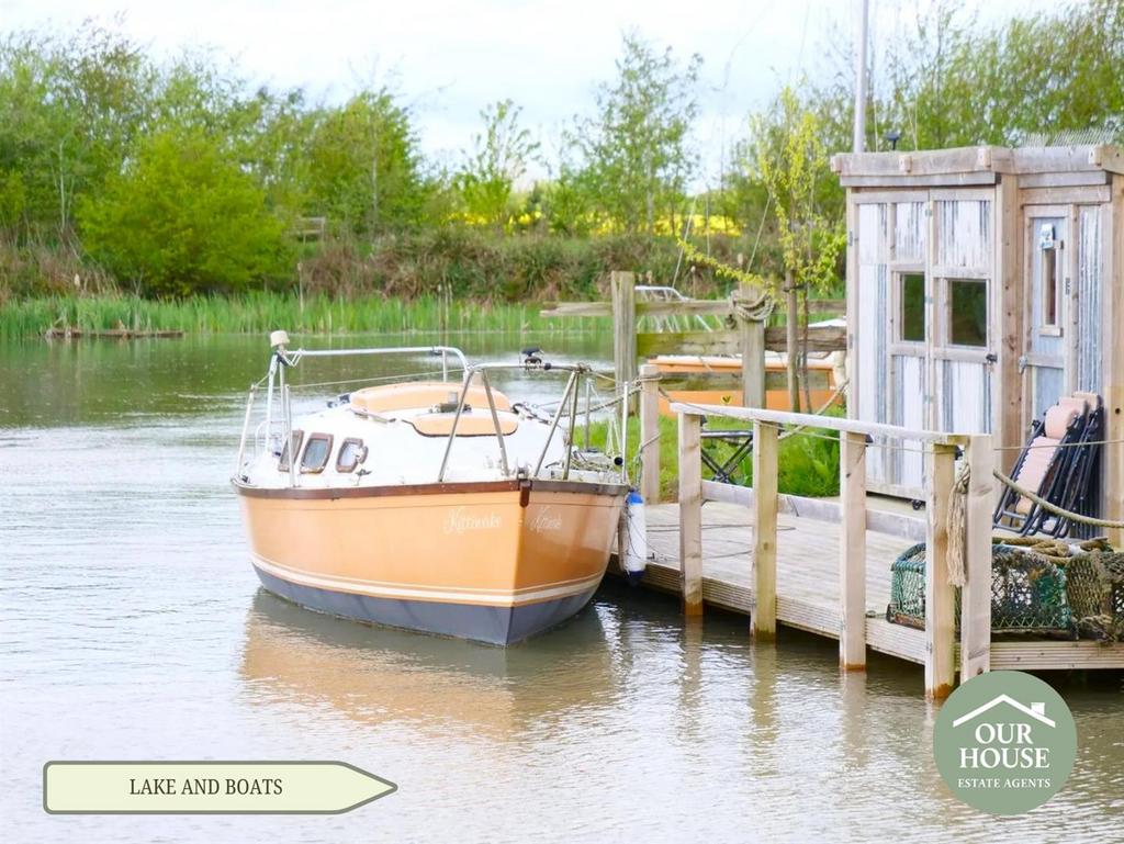 Lake and boat accommodation