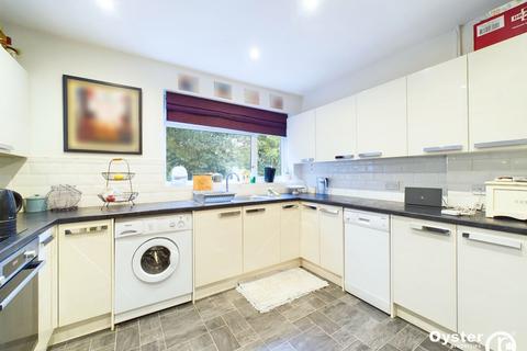 2 bedroom flat to rent, St. Cuthberts Gardens, Pinner, HA5