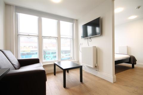 Studio to rent, The Bruce Building, City Centre