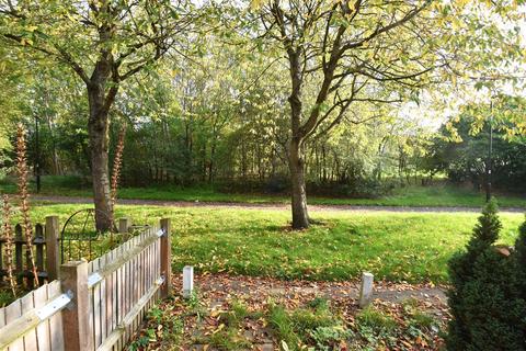 2 bedroom terraced house to rent, Wallace Close, London SE28