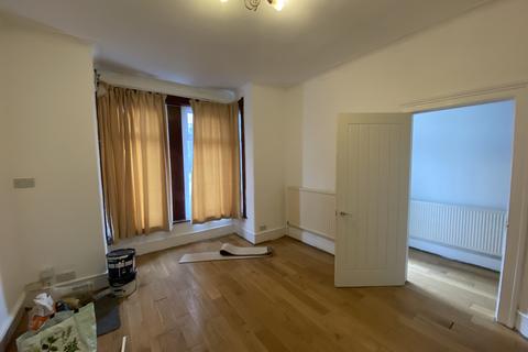 3 bedroom terraced house to rent, 119 Courtland Avenue Ilford IG1 3DR