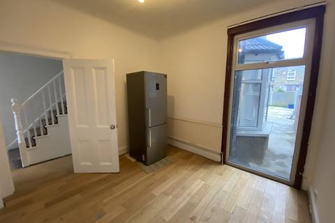 3 bedroom terraced house to rent, 119 Courtland Avenue Ilford IG1 3DR