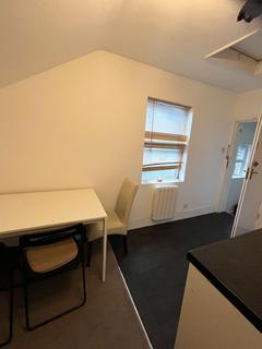 Studio to rent, Junction Road, Romford RM1