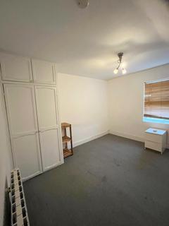 Studio to rent, Junction Road, Romford RM1