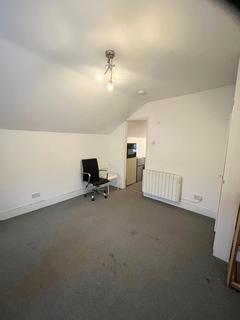 Studio to rent, Junction Road, Romford RM1