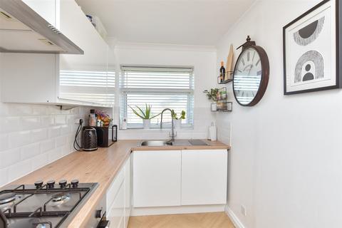 1 bedroom flat for sale, Cavell Avenue, Peacehaven, East Sussex