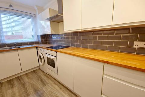 2 bedroom apartment to rent, Carlton Close, Upminster, RM14