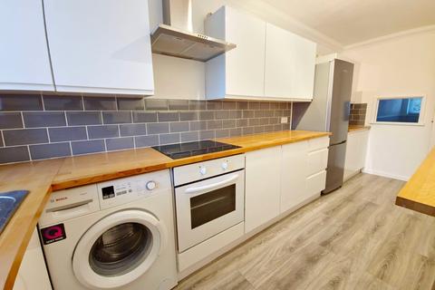 2 bedroom apartment to rent, Carlton Close, Upminster, RM14