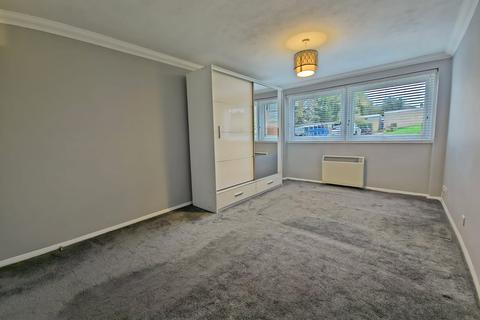 2 bedroom apartment to rent, Carlton Close, Upminster, RM14