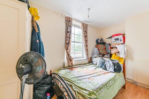 2 bedroom flat for sale, Kinglake Estate, Elephant and Castle, London, SE17