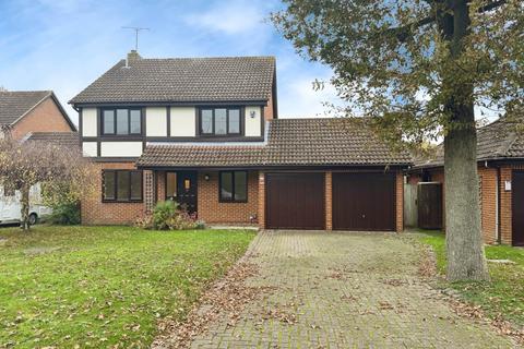 4 bedroom detached house to rent, Hazelbank, Wokingham RG40