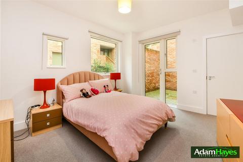 2 bedroom apartment for sale, Edgewood Mews, London N3