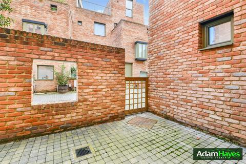 2 bedroom apartment for sale, Edgewood Mews, London N3