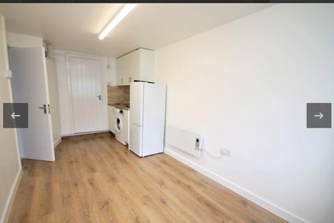 Studio to rent, Shropshire Close, Mitcham CR4